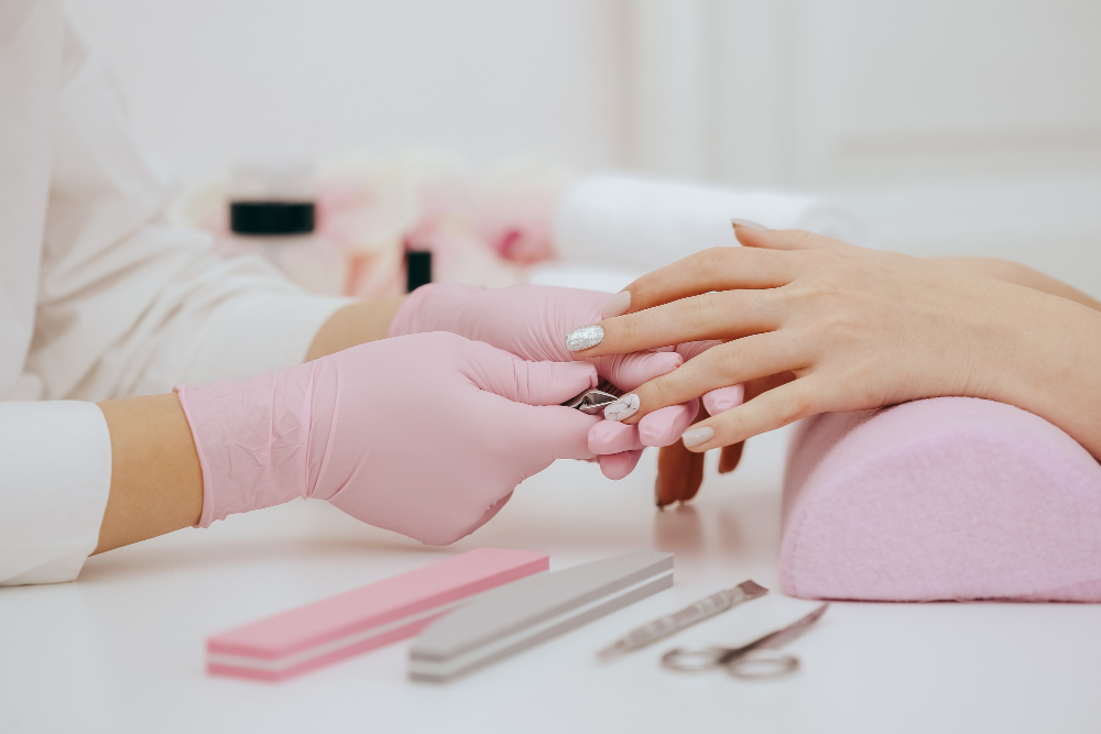 manicurist-does-manicure.jpg